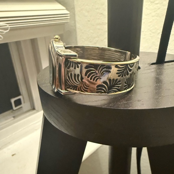 NWT Women's Coldwater Creek Palm Cuff Watch Gold Silver Tone (Need Battery) - Picture 4 of 4